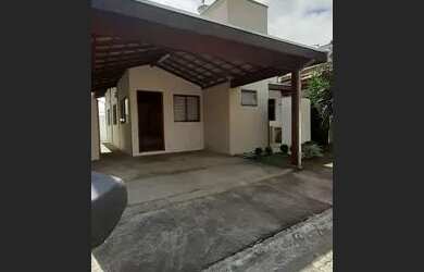 Imagem: A casa em condomínio possui 3 Dormitórios, 1 Banheiro, 2 Vagas