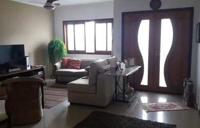 Imagem: A casa possui 3 Dormitórios, 3 Banheiros, 2 Vagas na garagem