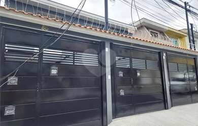 Imagem: A casa possui 3 Dormitórios, 3 Banheiros, 2 Vagas na garagem