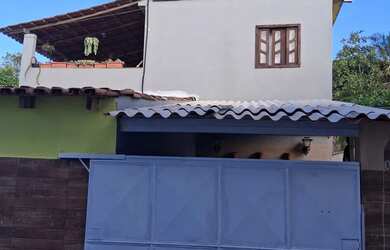 Imagem: A casa possui 3 Dormitórios, 1 Banheiro e 1 Vaga na garagem