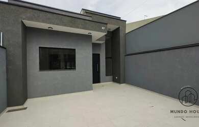 Imagem: A casa possui 3 Dormitórios, 2 Banheiros, 2 Vagas na garagem