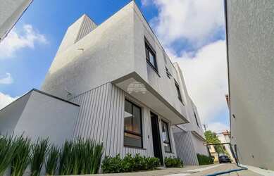 Imagem: A casa possui 3 Dormitórios, 3 Banheiros, 2 Vagas na garagem