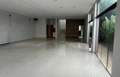 Imagem: O depósito possui 3 Vagas na garagem, 296m² de Área e está