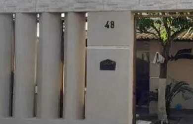 Imagem: A casa possui 3 Dormitórios, 2 Banheiros, 2 Vagas na garagem