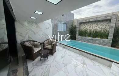 Imagem: A casa possui 3 Dormitórios, 2 Banheiros, 2 Vagas na garagem