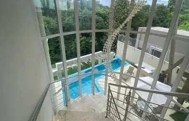 Imagem: A casa em condomínio possui 3 Dormitórios, 5 Banheiros, 550m²