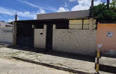 Imagem: A casa possui 3 Dormitórios, 3 Banheiros, 1 Vaga na garagem