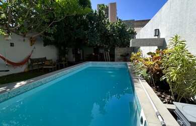 Imagem: A casa possui 4 Dormitórios, Acomodam 12 pessoas, 2 Vagas na