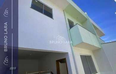 Imagem: A casa possui 3 Dormitórios, 1 Banheiro, 2 Vagas na garagem