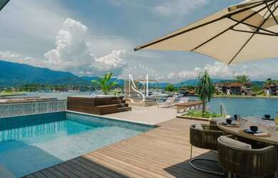 Imagem: A casa possui 5 Dormitórios, 5 Banheiros e 883m² de Área