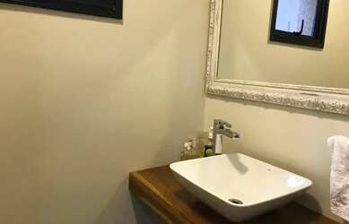 Imagem: O depósito à venda possui 2 Vagas na garagem e 80m² de Área