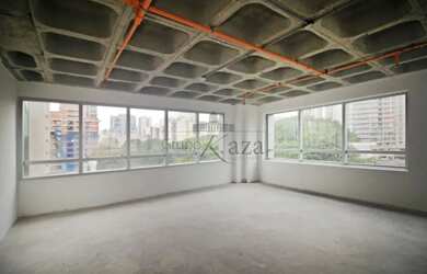 Imagem: O depósito possui 3 Vagas na garagem e 116m² de Área e está