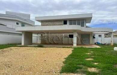 Imagem: A casa possui 4 Dormitórios, 5 Banheiros, 4 Vagas na garagem