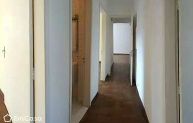 Imagem: O apartamento possui 3 Dormitórios, 1 Banheiro, 1 Vaga na garagem