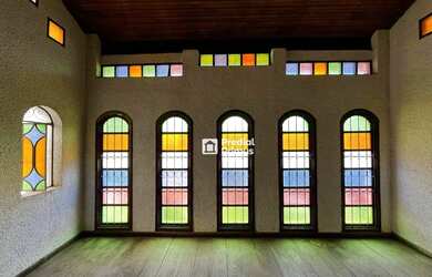 Imagem: A casa possui 4 Dormitórios, 2 Banheiros, 4 Vagas na garagem