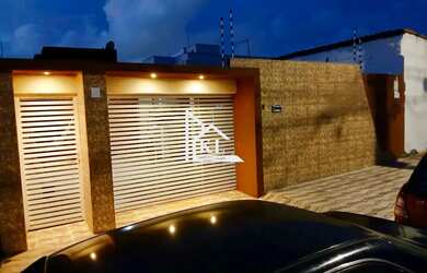 Imagem: A casa possui 3 Dormitórios, 2 Banheiros, 2 Vagas na garagem