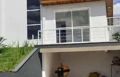 Imagem: A casa possui 3 Dormitórios, 3 Banheiros, 2 Vagas na garagem