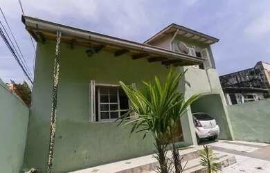 Imagem: A casa possui 3 Dormitórios, 4 Banheiros, 2 Vagas na garagem