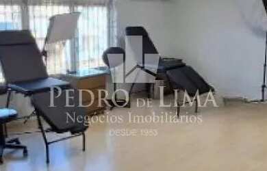 Imagem: A casa possui 3 Dormitórios, 3 Banheiros, 4 Vagas na garagem