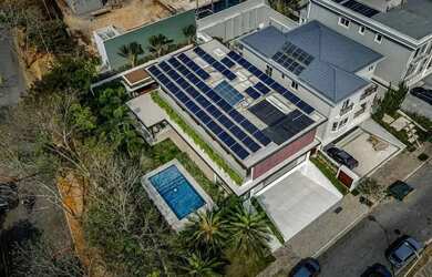 Imagem: A casa em condomínio possui 5 Dormitórios, 5 Banheiros, 734m²