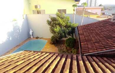 Imagem: A casa possui 4 Dormitórios, 5 Banheiros, 4 Vagas na garagem