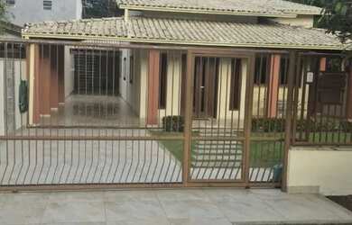 Imagem: A casa possui 3 Dormitórios, 3 Banheiros, 3 Vagas na garagem