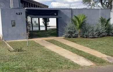 Imagem: A casa possui 2 Dormitórios, 1 Banheiro, 3 Vagas na garagem