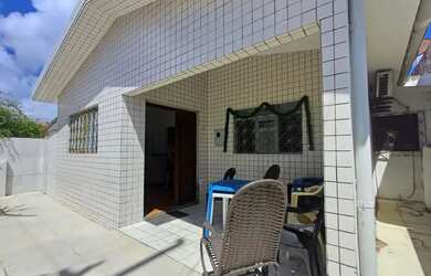 Imagem: A casa possui 3 Dormitórios, 2 Banheiros, 1 Vaga na garagem