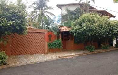 Imagem: A casa possui 3 Dormitórios, 4 Banheiros, 4 Vagas na garagem