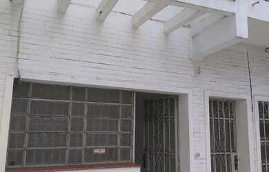 Imagem: A casa possui 4 Dormitórios, 2 Banheiros, 2 Vagas na garagem