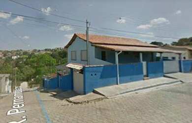 Imagem: A casa possui 3 Dormitórios, 2 Vagas na garagem e está localizado