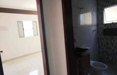 Imagem: A casa possui 3 Dormitórios, 2 Banheiros, 2 Vagas na garagem