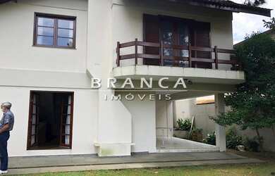 Imagem: A casa possui 4 Dormitórios, 4 Banheiros, 2 Vagas na garagem