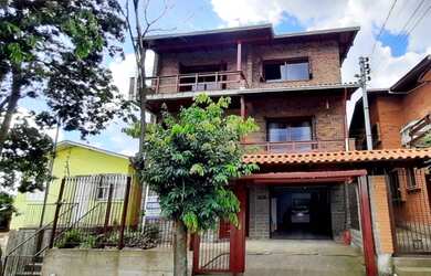 Imagem: A casa possui 4 Dormitórios, 4 Banheiros, 2 Vagas na garagem