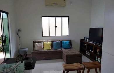 Imagem: A casa possui 3 Dormitórios, 2 Banheiros, 3 Vagas na garagem