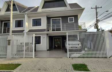 Imagem: A casa possui 4 Dormitórios, 3 Banheiros, 2 Vagas na garagem