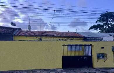 Imagem: A casa possui 3 Dormitórios, 2 Banheiros, 3 Vagas na garagem