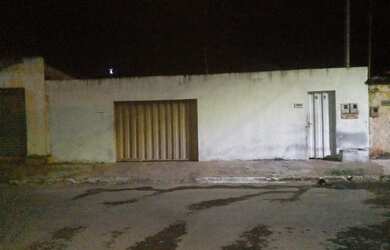 Imagem: A casa possui 2 Dormitórios, 1 Banheiro, 2 Vagas na garagem
