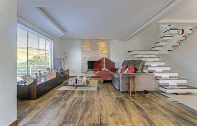 Imagem: A casa possui 3 Dormitórios, 4 Banheiros, 271m² de Área e