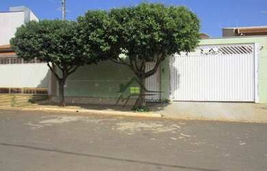 Imagem: A casa possui 3 Dormitórios, 3 Banheiros, 4 Vagas na garagem