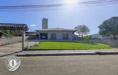 Imagem: A casa possui 3 Dormitórios, 2 Banheiros, 4 Vagas na garagem