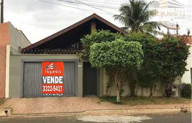 Imagem: A casa possui 3 Dormitórios, 2 Banheiros, 185m² de Área e