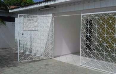 Imagem: A casa possui 3 Dormitórios, 2 Banheiros, 1 Vaga na garagem