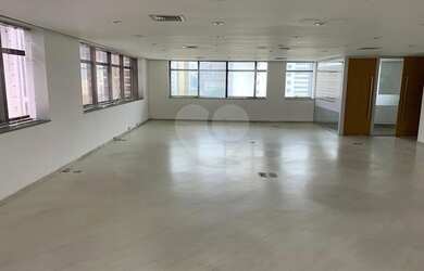 Imagem: O depósito possui 3 Vagas na garagem, 132m² de Área e está