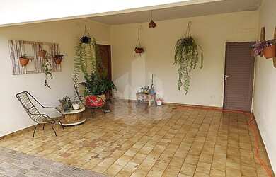 Imagem: A casa e possui 3 Dormitórios, 2 Banheiros, 2 Vagas na garagem