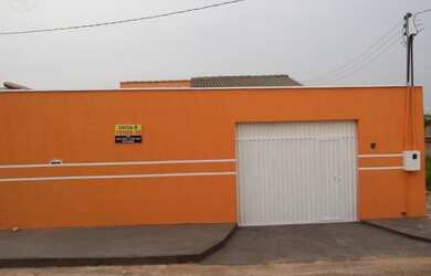 Imagem: A casa possui 3 Dormitórios, 2 Banheiros, 4 Vagas na garagem