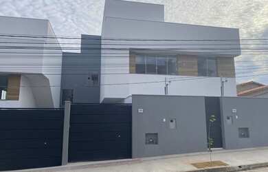 Imagem: A casa possui 2 Dormitórios, 1 Banheiro, 2 Vagas na garagem