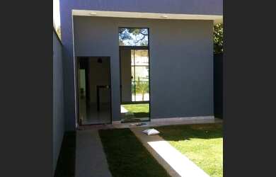 Imagem: A casa possui 3 Dormitórios, 1 Banheiro, 2 Vagas na garagem