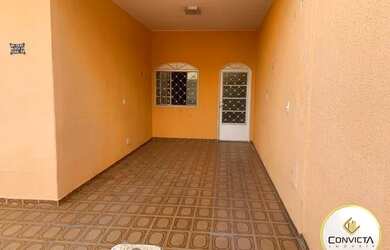 Imagem: A casa possui 3 Dormitórios, 1 Banheiro, 3 Vagas na garagem