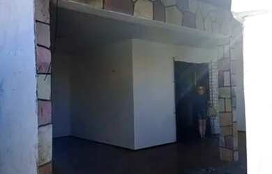 Imagem: A casa possui 3 Dormitórios, 2 Banheiros e 200m² de Área